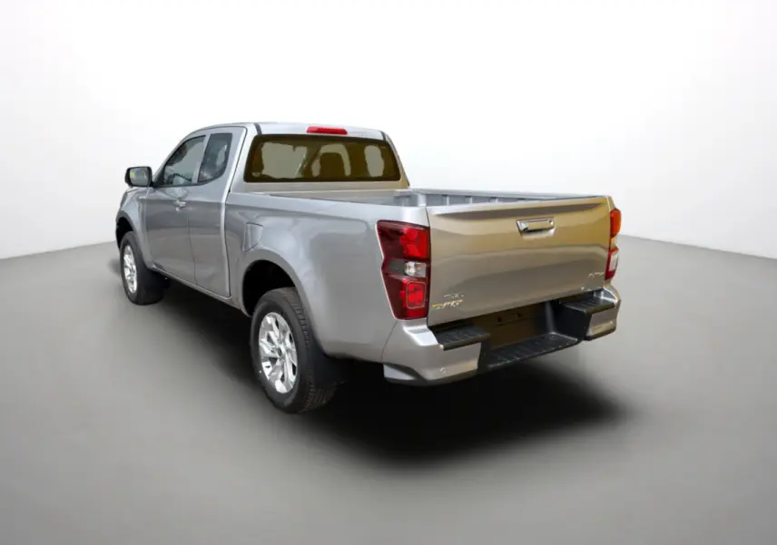 Vue 3/4 arrière du pick-up Isuzu D-MAX 2.2 TD 164 Space Evolution en argent Mercury avec benne ouverte.