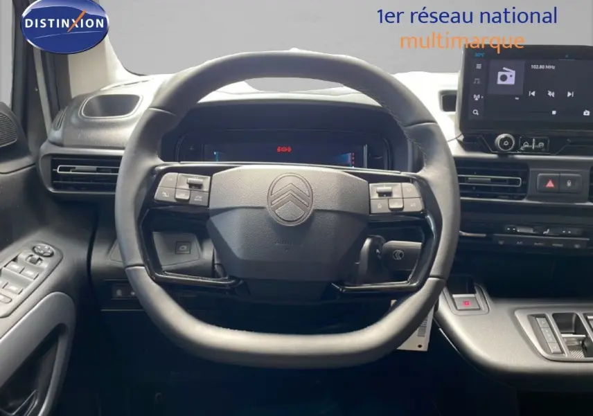 Vue frontale du volant cuir noir et tableau de bord numérique du Citroën Berlingo gris Artense 2026.
