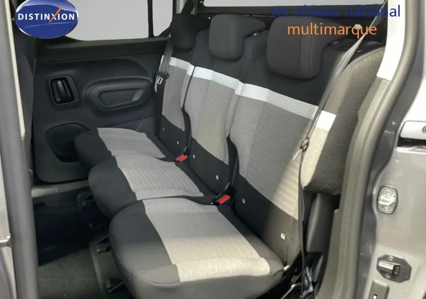 Vue intérieure côté droit sur la banquette arrière bicolore gris clair et noir du Citroën Berlingo gris Artense 2026.