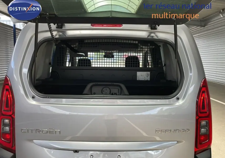 Vue arrière du Citroën Berlingo gris Artense métal 2026 avec hayon ouvert et grille de séparation visible.