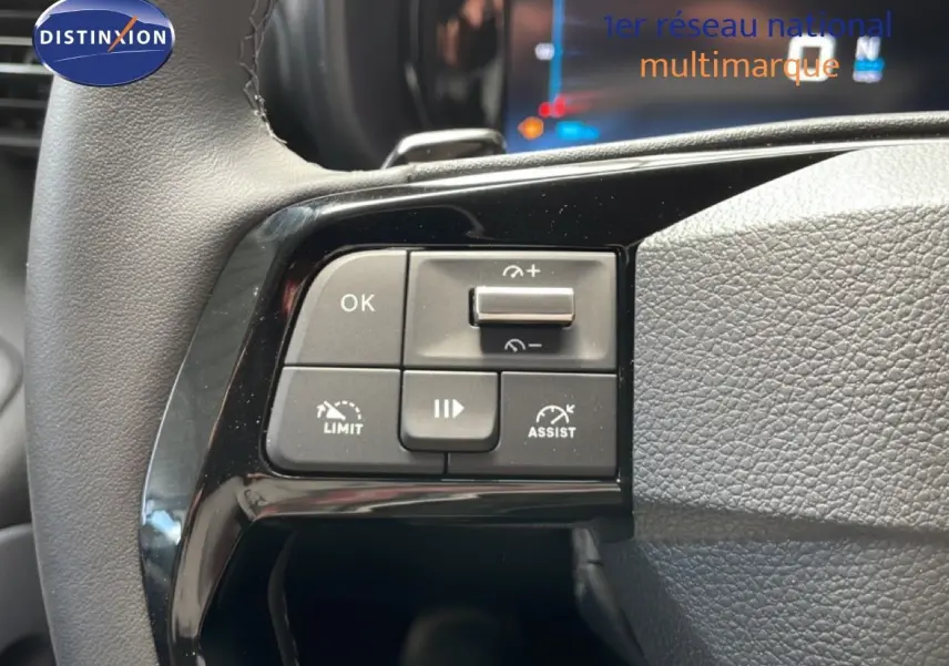 Gros plan sur les commandes de régulateur de vitesse au volant d’un Citroën Berlingo gris Artense 2026.