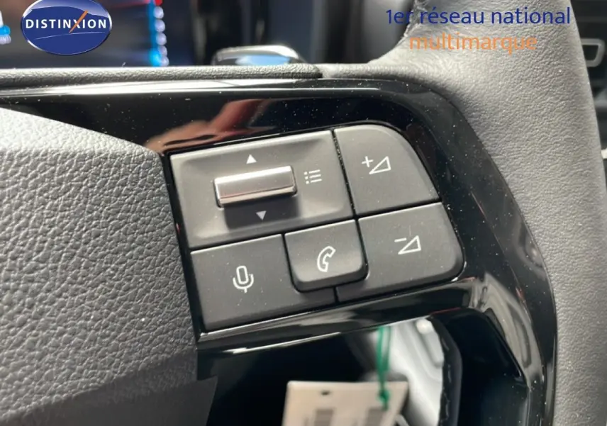 Gros plan sur les commandes au volant du Citroën Berlingo 2026, finition Plus, intérieur noir avec boutons multifonctions.