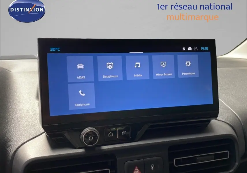 Écran tactile central du tableau de bord du Citroën Berlingo 2026, interface bleue avec options connectées.