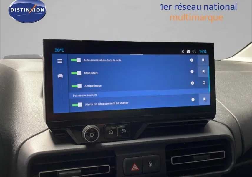 Écran tactile central affichant les aides à la conduite dans l'habitacle d'un Citroën Berlingo gris Artense 2026.