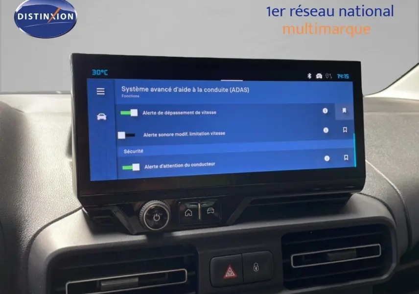 Écran tactile du système d'aide à la conduite sur tableau de bord noir du Citroën Berlingo gris Artense 2026.