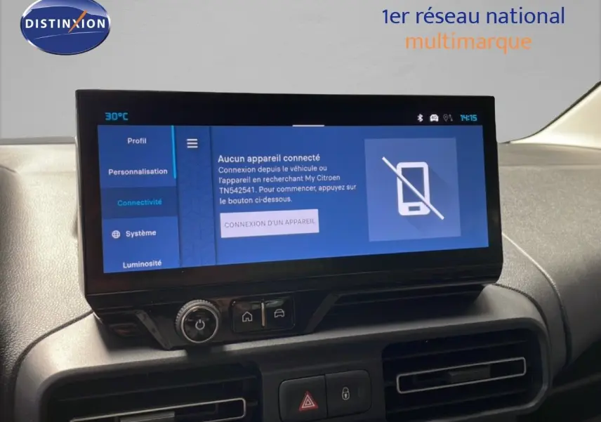Écran tactile central du tableau de bord du Citroën Berlingo gris Artense, affichant le menu connectivité.
