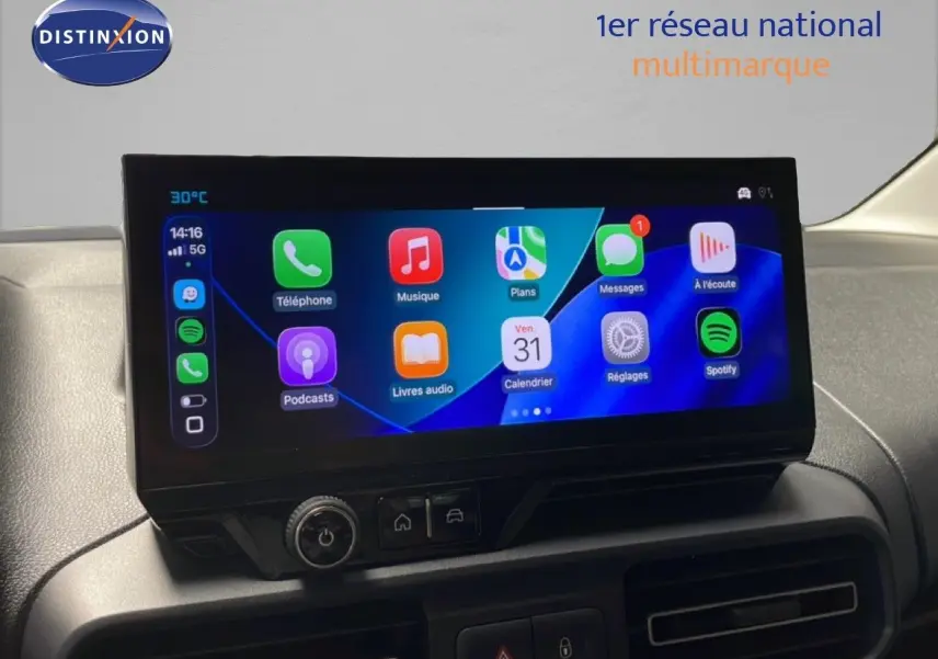 Écran tactile central du tableau de bord du Citroën Berlingo 2026 affichant les applications connectées.