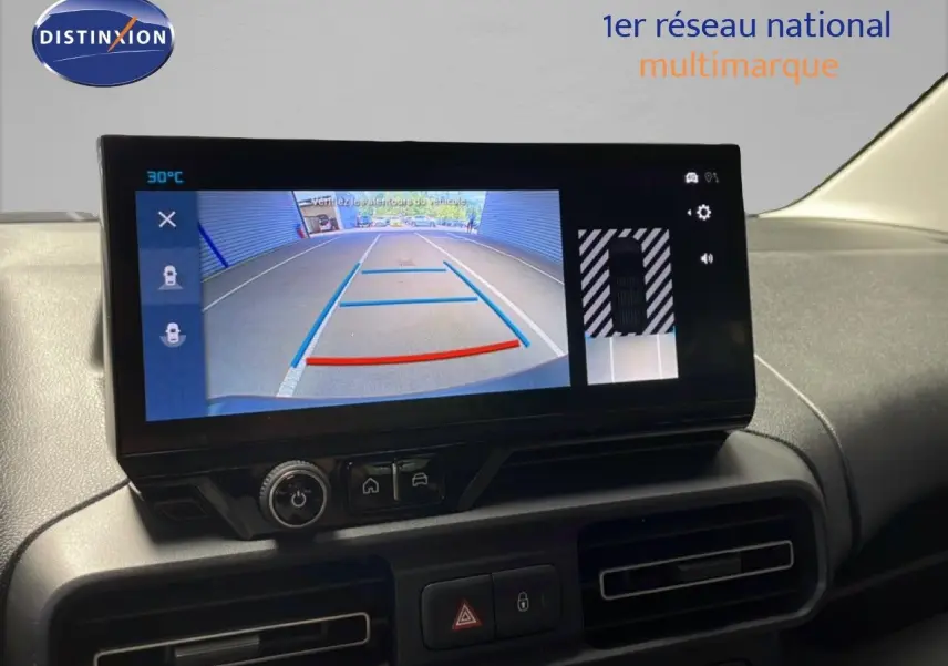 Vue intérieure du tableau de bord du Citroën Berlingo 2026, écran affichant la caméra de recul.