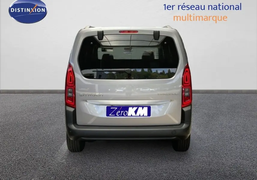 Vue arrière d'un Citroën Berlingo gris Artense métal 2026 avec feux LED et lunette arrière teintée.