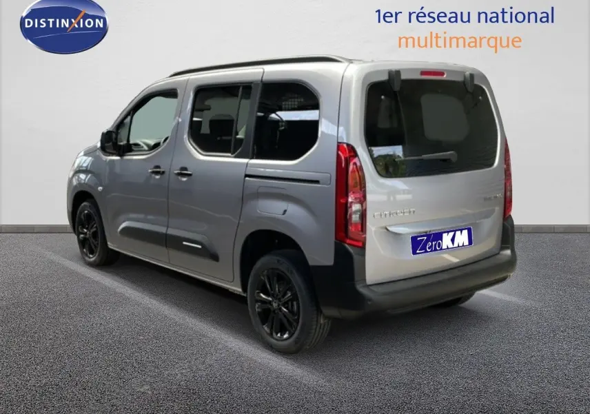 Vue 3/4 arrière droite du Citroën Berlingo gris Artense métal avec jantes noires et vitres teintées.