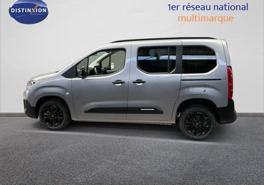 Profil latéral droit d’un Citroën Berlingo gris Artense métal avec jantes noires et vitres teintées, sur fond neutre.