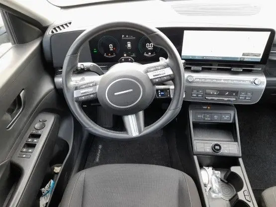 Vue intérieure centrée sur le volant et le tableau de bord numérique du Hyundai Kona 2024 en finition Intuitive.
