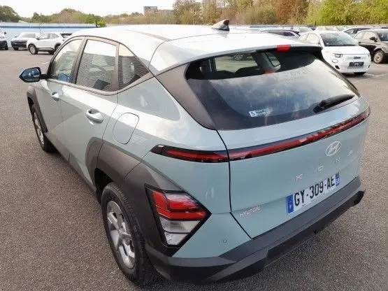 Vue 3/4 arrière droite d'une Hyundai Kona 2024 Mirage Green avec feux arrière LED et bande lumineuse continue.
