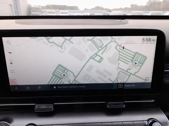 Écran tactile du système de navigation du Hyundai Kona 2024 affichant une carte en mode jour, intérieur moderne.