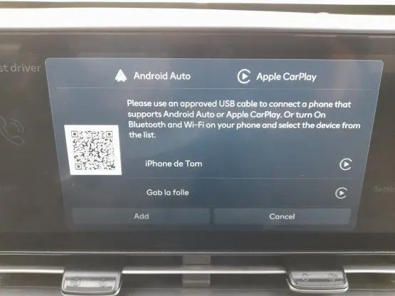 Écran tactile du système multimédia Hyundai Kona 2024 affichant les options Android Auto et Apple CarPlay en intérieur véhicule.