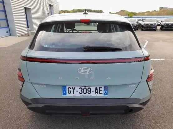 Vue arrière d'un Hyundai Kona 2024 Mirage Green avec feu stop horizontal et plaque d'immatriculation française.