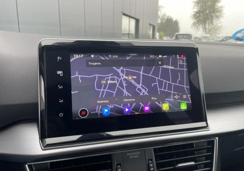 Écran tactile de navigation 9,2 pouces du SEAT Tarraco 2024 affichant une carte en mode nuit, intérieur gris.