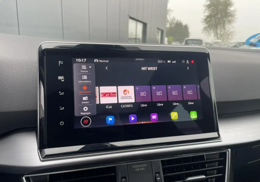 Écran tactile central du tableau de bord du SEAT Tarraco gris dauphin, affichant la radio numérique DAB.