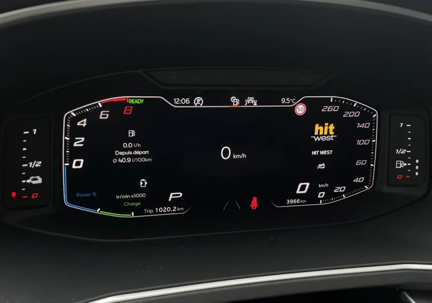 Tableau de bord numérique du SEAT Tarraco 1.4 e-Hybrid 245 DSG6 FR affichant vitesse, compte-tours et informations de conduite.