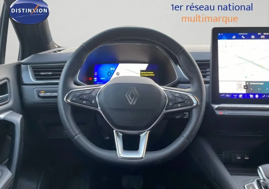 Vue intérieure centrée sur le volant Renault Symbioz gris, avec tableau de bord numérique et écran tactile à droite.
