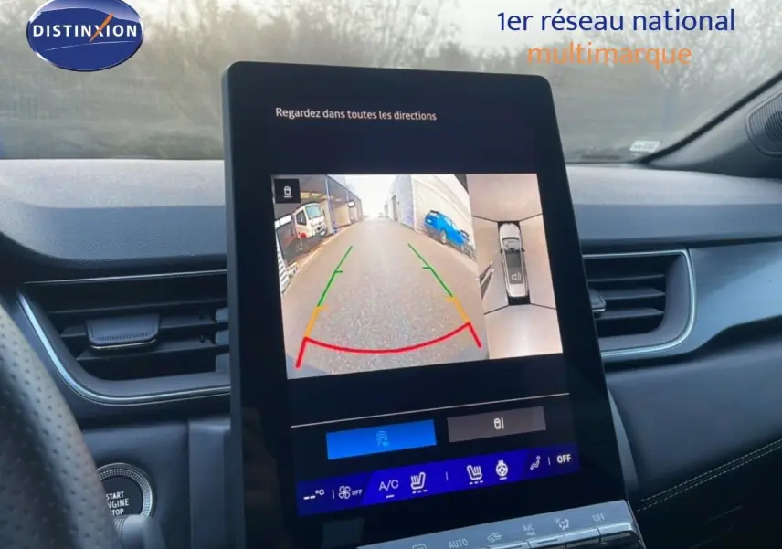 Écran central du Renault Symbioz 2025 en gris cassiopée, affichant la caméra de recul avec vue 360° intérieure.