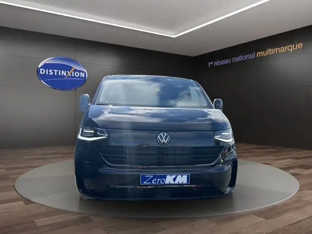 Vue avant du Volkswagen Transporter ProCab noir avec phares LED Matrix et calandre noire brillante dans un showroom.