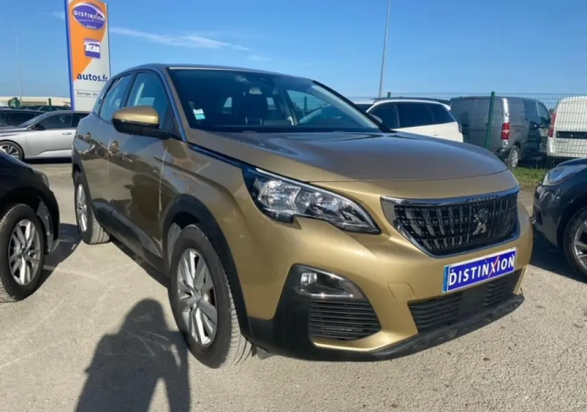 Peugeot 3008 beige clair vue 3/4 avant droit, avec calandre noire et jantes alliage 17 pouces Chicago.