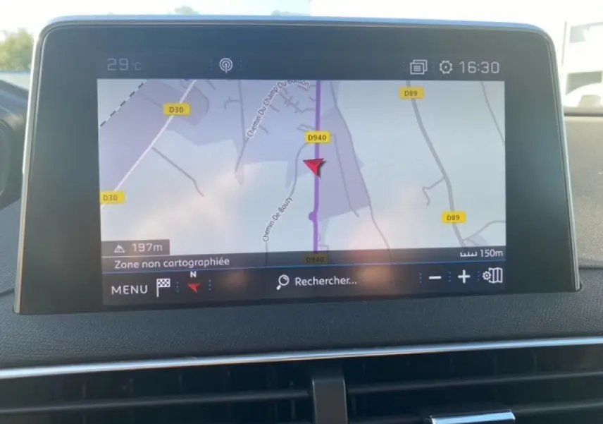 Écran tactile 8 pouces du système de navigation Peugeot 3008 2018 affichant une carte GPS en intérieur.