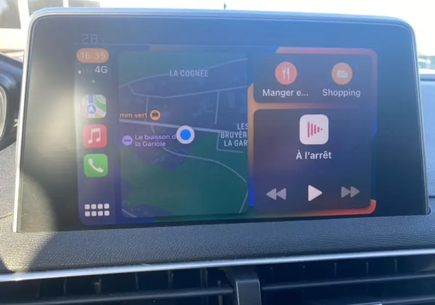Écran tactile central du Peugeot 3008 affichant la navigation et les commandes multimédia, vue intérieure frontale.