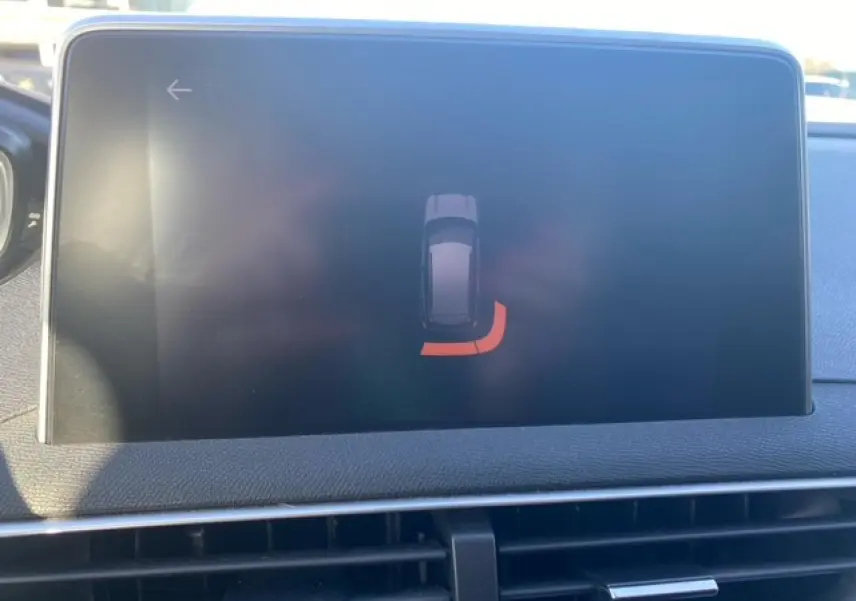 Écran tactile du tableau de bord du Peugeot 3008 affichant l’aide au stationnement arrière.