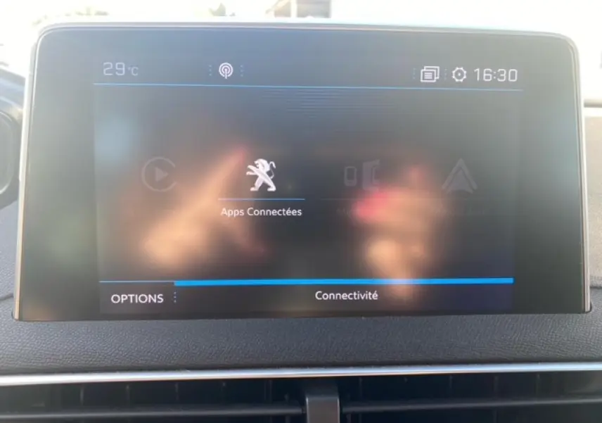 Écran tactile central du Peugeot 3008 beige clair, affichant le menu "Apps Connectées" avec interface numérique.