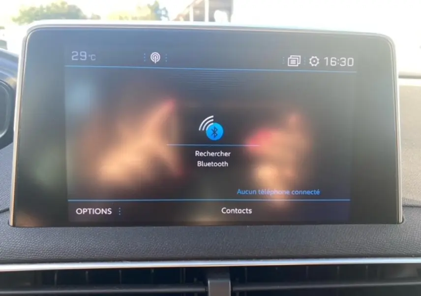 Écran tactile central du Peugeot 3008 beige clair affichant la recherche Bluetooth, vue intérieure frontale.