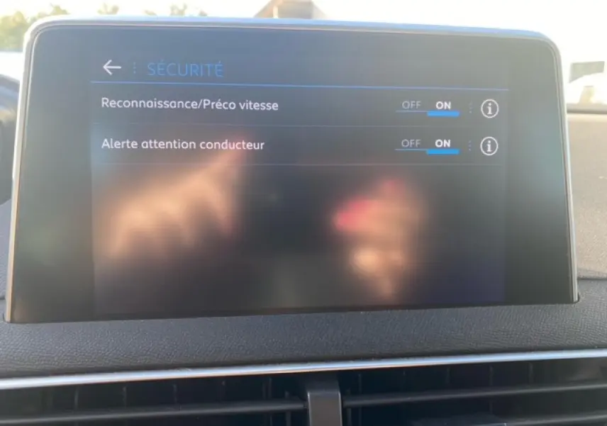 Écran tactile du tableau de bord du Peugeot 3008 beige clair affichant les réglages de sécurité activés.