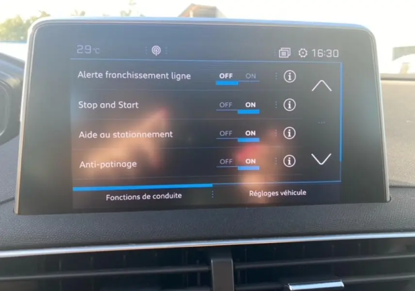 Écran tactile central du Peugeot 3008 beige clair affichant les réglages d’aides à la conduite en intérieur.