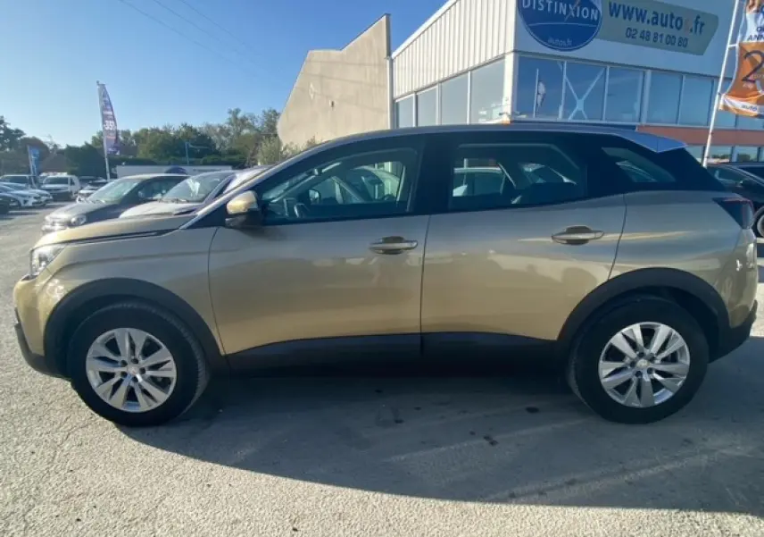 Peugeot 3008 beige clair vue de profil côté gauche, avec jantes alliage 17 pouces et toit noir contrasté.