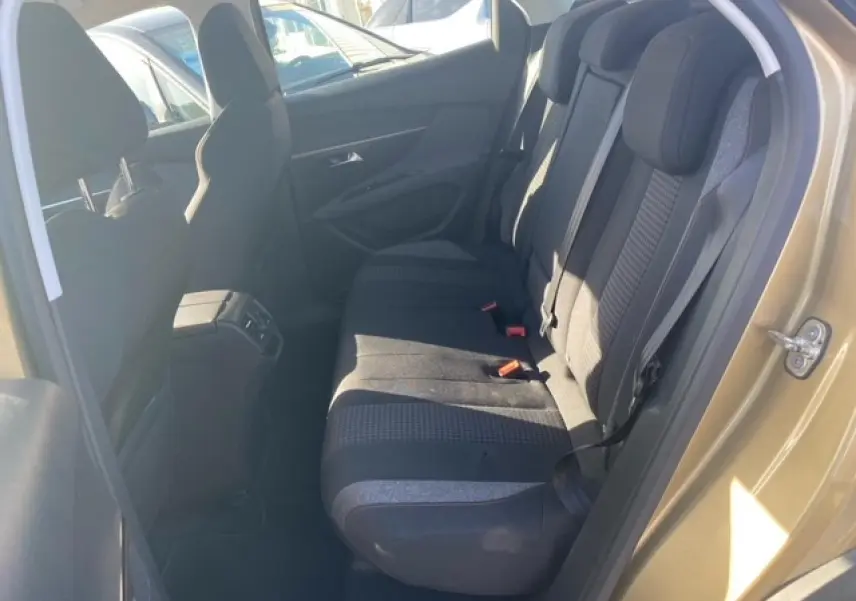 Vue intérieure côté arrière droit du Peugeot 3008 beige clair, montrant les sièges arrière en tissu et la portière ouverte.