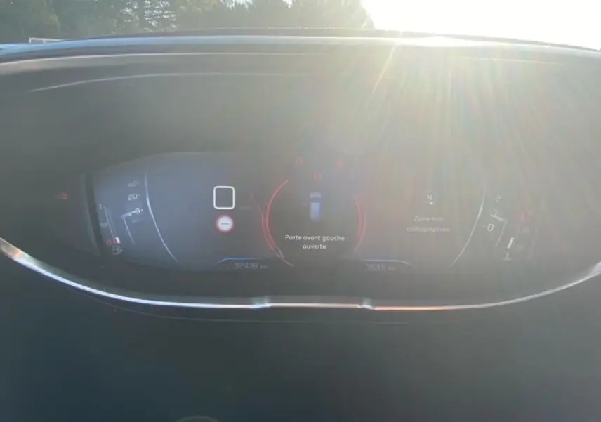 Tableau de bord numérique du Peugeot 3008 beige clair, affichant une porte avant gauche ouverte, vu de face.