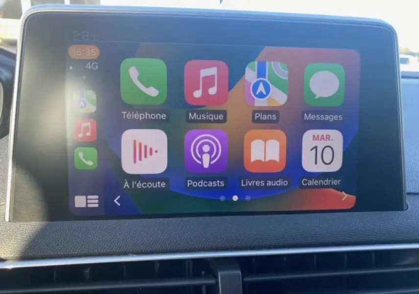 Écran tactile central du Peugeot 3008 beige clair affichant les applications Apple CarPlay en intérieur.