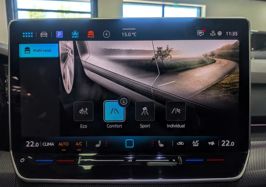 Écran tactile intérieur de la Volkswagen Golf VIII gris Urano, affichant les modes de conduite avec vue virtuelle côté droit.