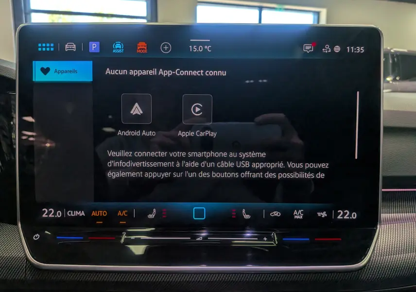 Écran tactile central de la Volkswagen Golf VIII gris Urano, affichant la connexion Android Auto et Apple CarPlay.