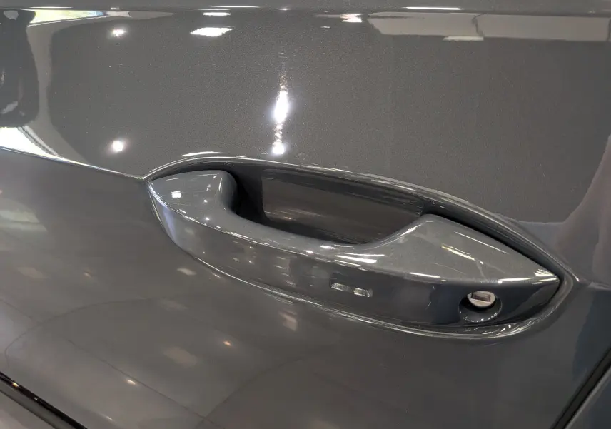 Poignée de porte gris Urano en gros plan sur une Volkswagen Golf VIII 1.5 eTSI R-Line Edition 2026.