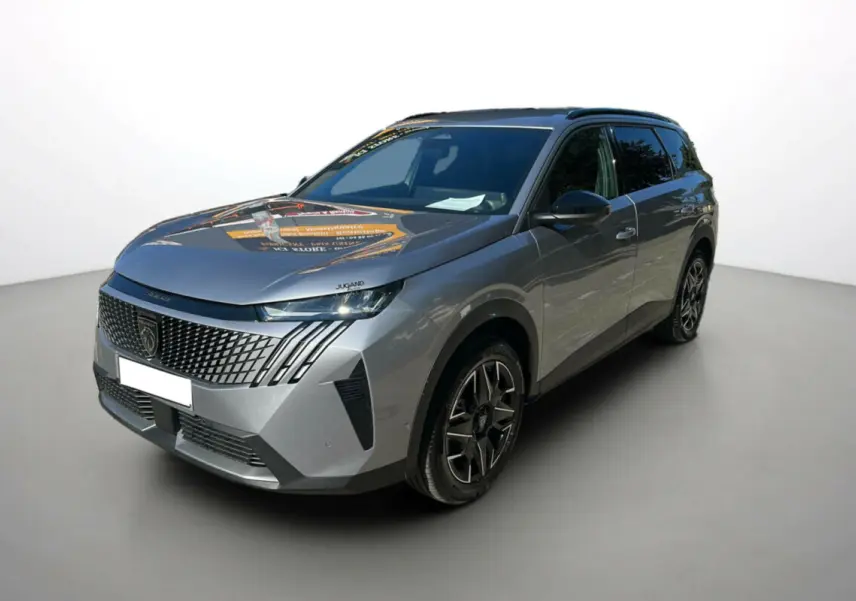 Peugeot 5008 Hybrid gris artense en 3/4 avant droit, avec calandre distinctive et jantes alliage 19 pouces.