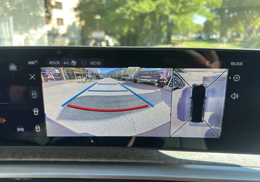 Écran de caméra 360° et recul du Peugeot 5008 Hybrid gris Artense montrant l’environnement autour du véhicule.
