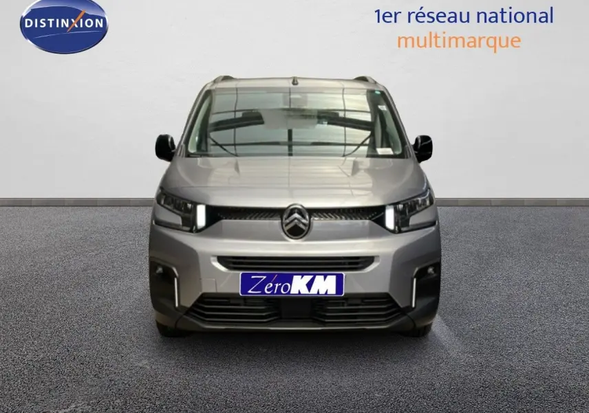 Citroën Berlingo gris Artense métal vu de face, avec calandre moderne et phares LED allumés.