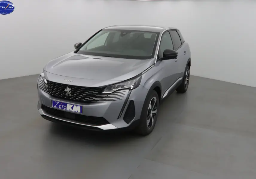 Peugeot 3008 gris Artense métal vue 3/4 avant droit avec calandre noire et jantes bicolores.
