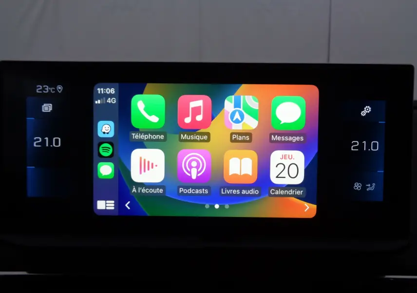 Écran tactile central du Peugeot 3008 2023 affichant les applications Apple CarPlay avec commandes climatisation à 21°C.