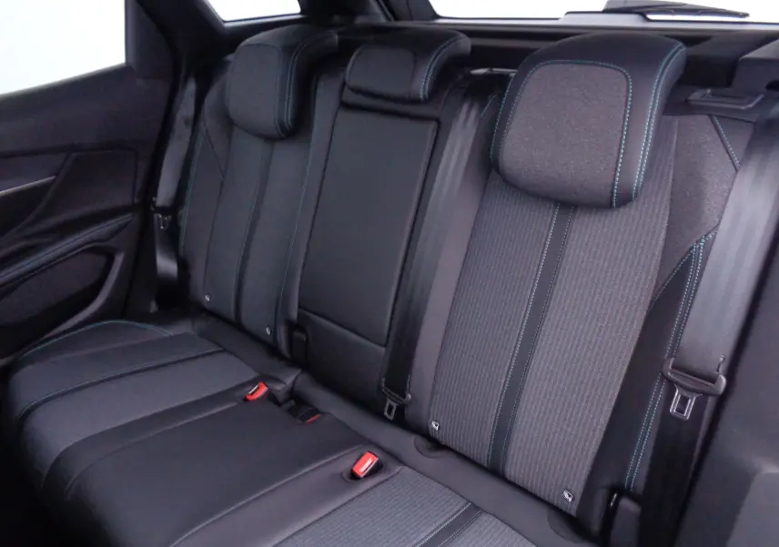 Vue latérale droite des sièges arrière en cuir noir et tissu gris avec surpiqûres bleues du Peugeot 3008 2023.
