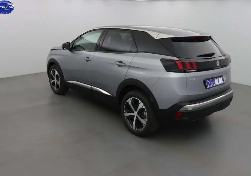 Peugeot 3008 gris Artense métal en vue 3/4 arrière droit, avec feux arrière à griffes LED et jantes bi-ton.