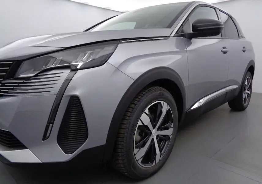 Peugeot 3008 gris Artense métal en vue 3/4 avant droit, mettant en valeur ses phares LED et jantes bi-ton.