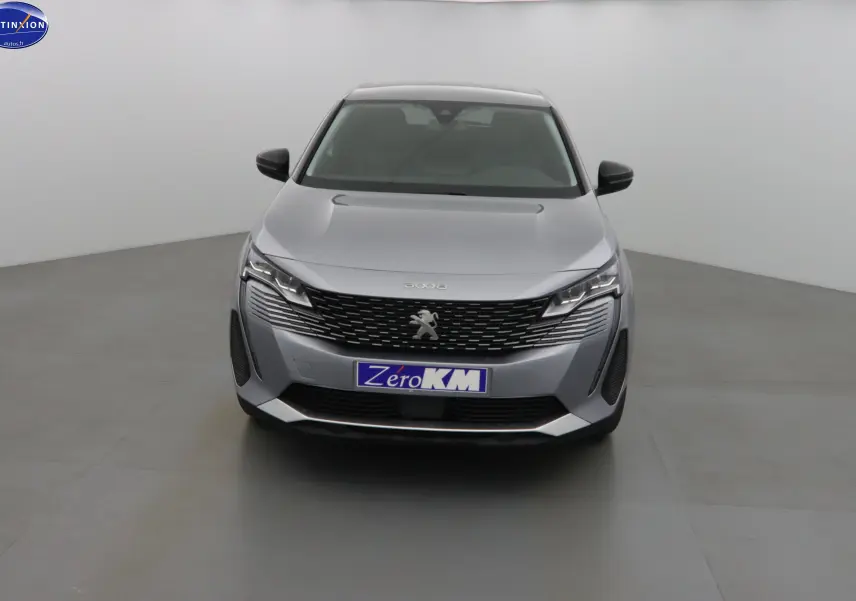 Vue frontale du Peugeot 3008 gris Artense métallisé avec calandre distinctive et phares LED modernes.